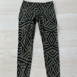 Lululemon olive green tribal print size 6 leggings